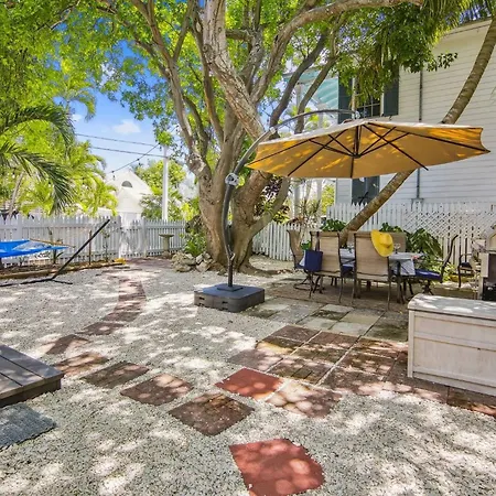 Spanish Lime Cottage By Avantstay Ideal Old Town Key West Location Month Long Stays Only